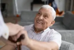 anciano discapacitado sonriendo