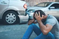 automovilista se siente frustrado después de chocar contra otro auto