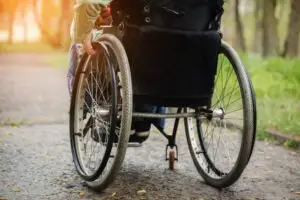 mujer en silla de ruedas