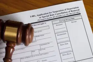 Una suspensión de deportación en corte tras la intervención de un abogado defensor de deportación en Augusta