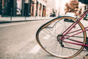 rueda de bicicleta doblada y un ciclista necesita un abogado de accidentes