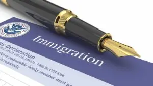 solicitud de inmigración con bolígrafo