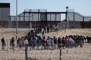 Fila de ingreso en la frontera. ¿Cómo afecta la vileza moral su caso migratorio?