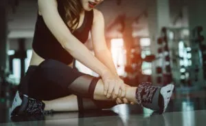 A woman suffers a leg injury accident at the gym. A Johns Creek personal injury lawyer can explain your rights after an accident.