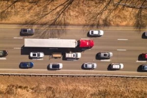 Camión peligroso en medio de la carretera. ¿Qué hace un abogado de accidentes de Camiones?