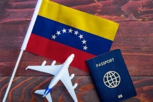 Bandera de Venezuela con pasaporte. El DHS pone fin a la designación de 2023 para Venezuela.