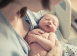 Mother-holding-newborn-baby-in-her-arms-in-the-hospital