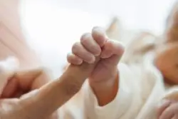 newborn-gripping-the-finger-of-an-atlanta-spinal-birth-injuries-lawyer