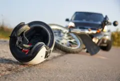 Motocicleta en el piso tras accidente