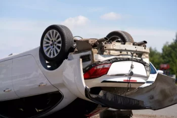 Auto volcado después de un accidente que necesita un abogado de Florida