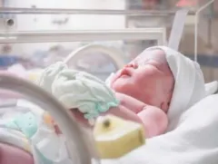 Bebé en incubadora cuyos padres necesitan un abogado de lesiones de nacimiento en Florida