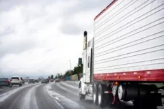 Camión acelerando antes de un accidente en la I-95 de Jacksonville
