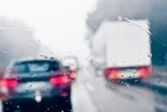 Camión en autopista con mal tiempo. Abogado de accidente de camión en Miramar Beach
