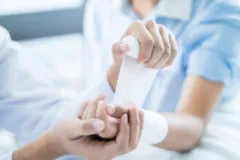 Médico vendando la mano del paciente. Abogado de Lesiones Personales en Destin