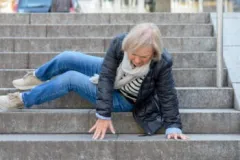 Mujer cayendo por escalones. Abogado de lesiones personales en Miramar Beach