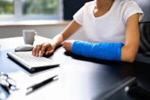 woman with broken arm filing for workers comp