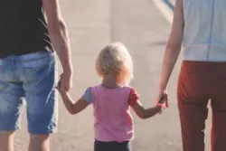 parents-child-beach-holding-hands-divorce