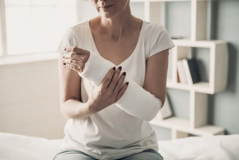 A woman with a broken arm needs a Darlington personal injury lawyer.