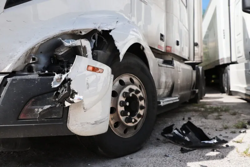 A damaged truck is on the road. Hire a Greenville fatal truck accident lawyer.