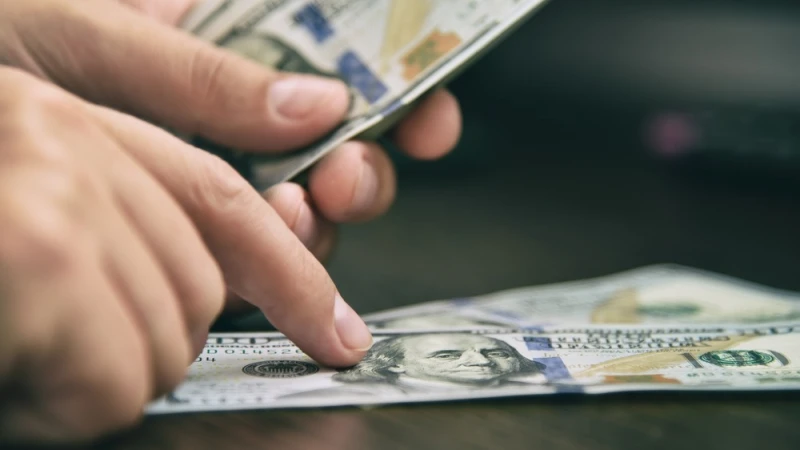 Man counting Lawsuit Cash Advance