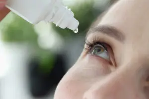 woman using eyedrops