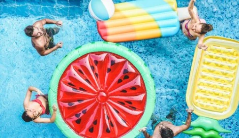 Swimming pool with floating rafts