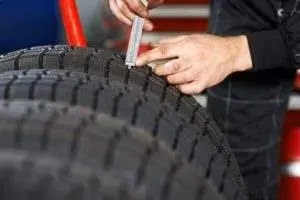Identificar los signos de desgaste en sus neumáticos.