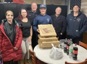 Chris DiBella compra almuerzo para los bomberos locales de Methuen