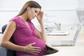¿Cómo se discrimina a las trabajadoras embarazadas en el lugar de trabajo?