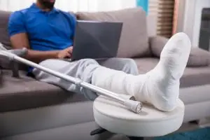 injured man uses laptop