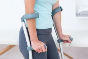 woman using crutches