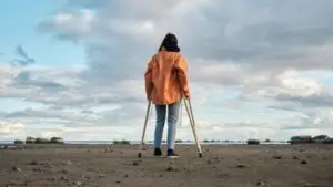 woman-on-crutches-at-the-beach