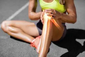 jogger-suffering-an-injury-to-her-knee