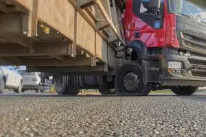 tractor trailer accident caused by flat tire