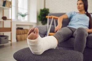 woman-in-foot-cast-recuperates-from-personal-injury