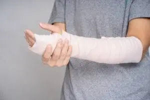 a-delivery-truck-accident-victim-with-their-arm-in-a-cast