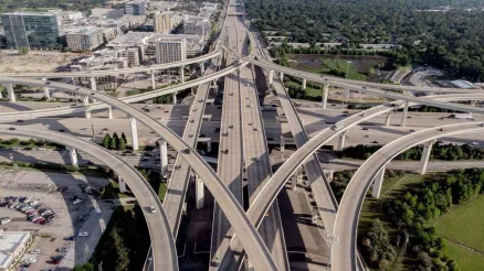 The Difference Between Freeway and Highway (UPDATED 2023)