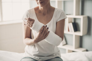 woman-broken-arm-plaster-cast