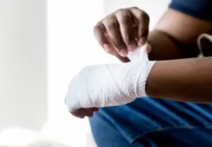 injured-worker-bandaging-hand