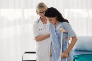 woman on crutches working with doctor