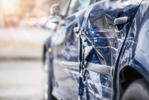 ¿Tendré que ir a la corte si presento una demanda por accidente de auto?