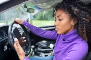 black-woman-texting-while-driving