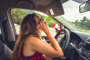 woman applies makeup-while-driving