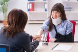 injured-employee-visiting-lawyer-advice-on