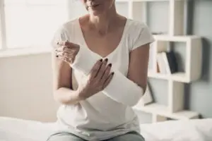el dorado hills woman holds cast of broken bone