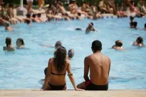 a-crowded-pool