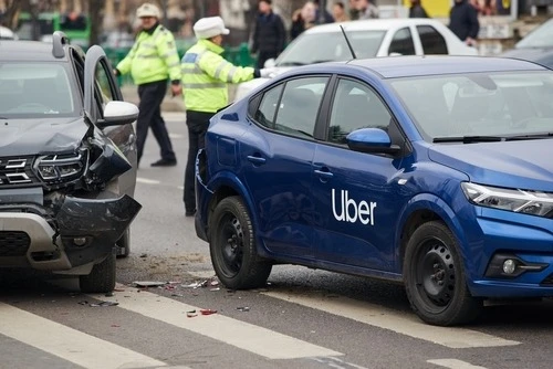 ¿Cómo difieren los accidentes de viajes compartidos de los accidentes de automóviles regulares legalmente?