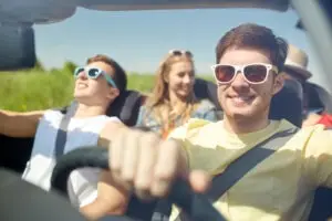teens-driving-together