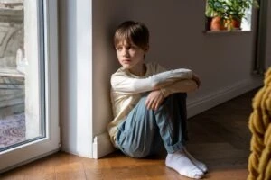 A sad child wondering what is the average settlement for child sex abuse?